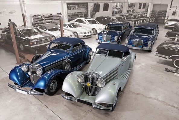 Grossauftrag für Kienle - Der Mercedes-Benz 540 K Spezial-Roadster (v. r.), das 540 K Cabriolet A (v. l.) und die beiden Mercedes-Benz 600 Pullman sind im neuen für die Restaurierung des Mercedes 600 eingerichteten Kienle Werk II bis zum Beginn der Restaurierungsarbeiten gut untergebracht