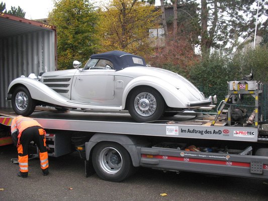 Bild Grossauftrag für Kienle - wegen des extrem langen Radstands muss der Mercedes-Benz 540 K Spezial-Roadster von 1936 aus dem Container zunächst auf einen Autotransporter mit absenkbarer Laderampe geschoben werden, um anschließend vorsichtig herunter manövriert werden zu können
