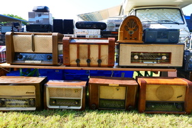 Große Auswahl an alten Röhrenradios und Vintage Hifi – Bockhorner Oldtimermarkt 2025