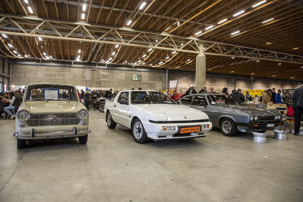 Bild: Grosse Bandbreite an Fahrzeugen im Forum Fribourg – Swiss RetroMecanika 2023
