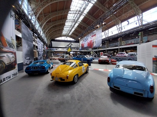 Grosse Banner mit historischen Fotos ergänzen die Ausstellungsstücke – Ausstellung "75 Jahre Abarth" in der Autoworld Brüssel