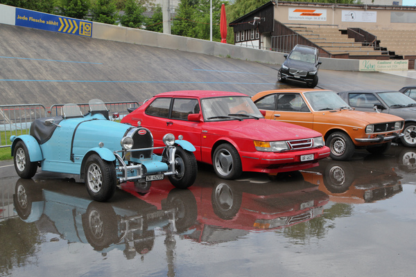 Bild Grosse Spannbreite - links eine Bugatti-Replica auf VW-Basis, daneben ein Saab 900 und ein alter Mazda - Dolder Classics Mai 2017