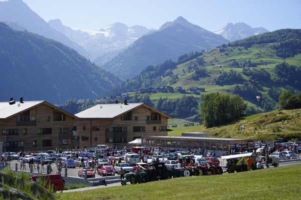 Bild: Grosser Andrang in Disentis, rund 220 Fahrzeuge fanden sich ein - 4. Oldtimer Treffen Surselva 2023