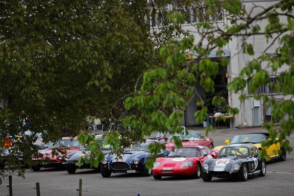 Bild: Grosser Parkplatz für grosses Kunststoffautoaufgebot - Kunststoffauto-Treffen Fantastic Plastic 2014