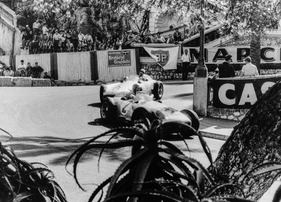 Grosser Preis von Monaco (Europa) am 22. Mai 1955. Juan Manuel Fangio gefolgt von Stirling Moss auf Mercedes-Benz W 196 R