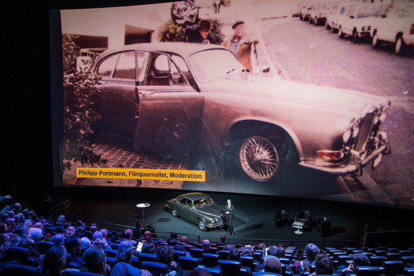 Grosses Kino bei der feierlichen Übergabe von Max Frischs Jaguar 420 im I-Max-Kino des Verkehrshauses Luzern