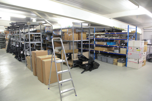 Grosses Teilelager - Besuch bei Cagero