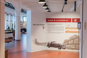 Grosszügig beschriftete Ausstellung