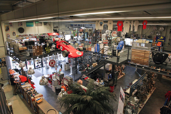 Grosszügiges Verkaufsgeschäft mit stimmungsvoller Einrichtung - Besuch bei Cagero