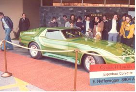 Bild Gründung des Swiss Corvette Club International im Jahr 1976 mit dem «Green Monster», einer Eigenbau Corvette von Eugen Nyffenegger (Mann im braunen Pelzmantel, links davon mit Mütze sein Sohn Urs)
