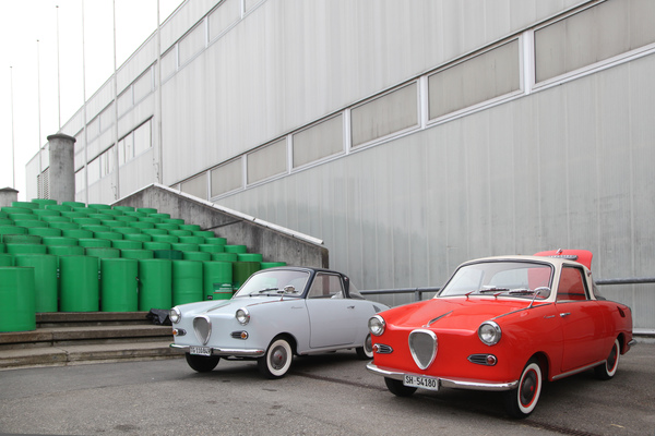 Bild Grün-Weiss-Rot - zwei Goggomobil Coupés dekorativ aufgestellt - Oldtimermesse St. Gallen am 30. Oktober 2016