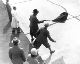 "Grün" heisst "Stopp": Rennleiter Alfred Neubauer mahnt von Brauchitsch mittels Flaggensignal zur Zurückhaltung