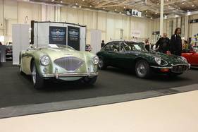 Grünes von der Insel - ein Austin Healey 100/4 BN I und ein Jaguar E-Type stehen beieinander - Hamburg Motor Classics 2018 Grünes von der Insel - ein Austin Healey 100/4 BN I und ein Jaguar E-Type stehen beieinander - Hamburg Motor Classics 2018