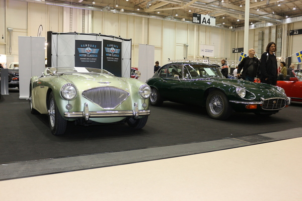 Grünes von der Insel - ein Austin Healey 100/4 BN I und ein Jaguar E-Type stehen beieinander - Hamburg Motor Classics 2018