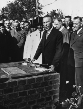 Grundsteinlegung des Werks am Rheinufer des Kölner Stadtteils Niehl mit Konrad Adenauer und Henry Ford I am 2. Oktober 1930