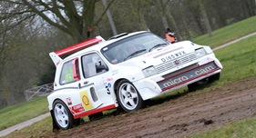 Gruppe B Ralleyfahrzeuge messen sich an der Rally Stage neben den Messehallen - an der Race Retro 2014