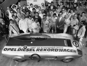 Gruppenbild mit Dame - zum erfolgreichen Diesel-Weltrekord-Fahrerteam gehörten auch die Rallye-Damen Marie-Claude Beaumont und Silvia Österberg (beide im Rennoverall)