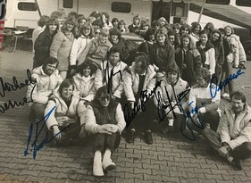 Gruppenbild mit Damen und Instruktoren - Glemser und seine Ford Fiesta Ladies 1983, eingerahmt von den Kollegen Ludwig und Niedzwiedz