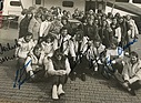 Gruppenbild mit Damen und Instruktoren - Glemser und seine Ford Fiesta Ladies 1983, eingerahmt von den Kollegen Ludwig und Niedzwiedz