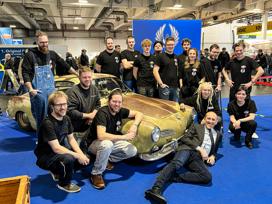 Gruppenfoto: Frank Ruge und die Jungmannschaft an der Bremen Classic Motorshow 2024