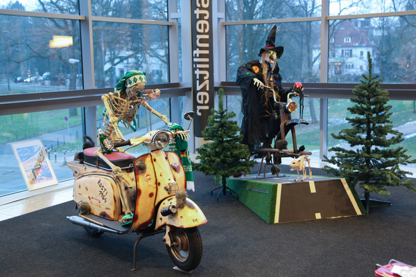 Gruselige Szene mit Rollern - Bremen Classic Motorshow 2019