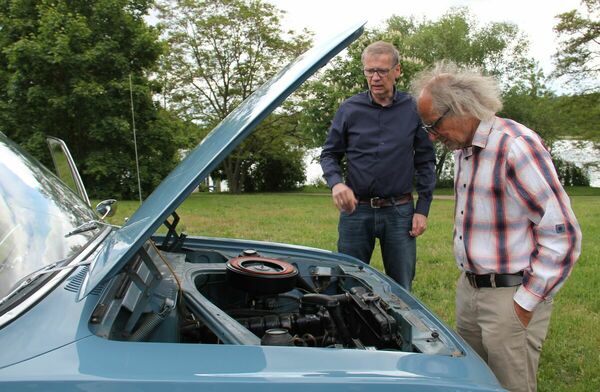 Bild: Günther Jauch und Reinhard Schade diskutieren den Motor des gespendeten Ford 17M P3