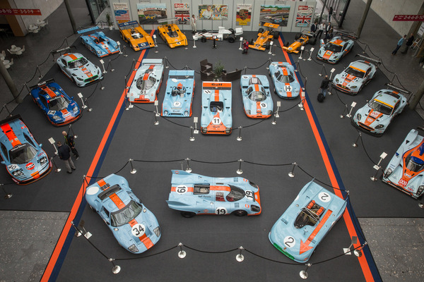 Gulf-Ausstellung im Atrium "ROFGO Collection" - hochkarätige Renwagen in klassischer Lackierung - Retro Classics Stuttgart 2020
