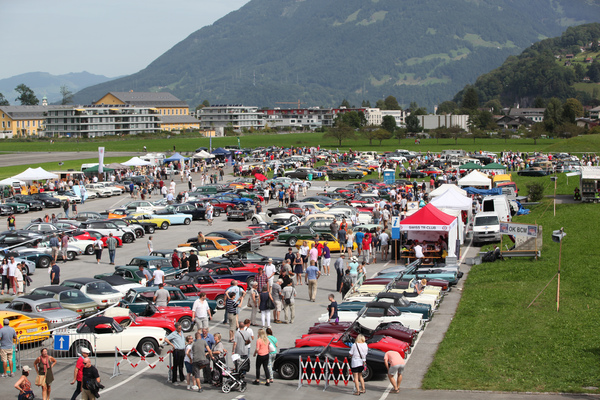 Bild: Gut ausgenutztes Gelände beim Flugplatz Mollis - British Car Meeting Mollis 2017