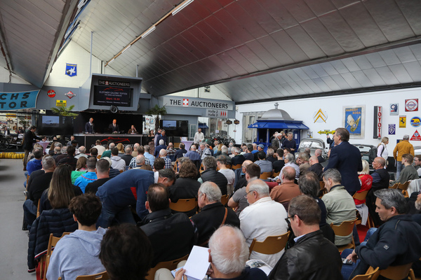 Gut besetzter Auktionsraum - Versteigerung der Oldtimer Galerie Toffen am 22. März 2025