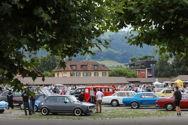 Image: Well-attended area in the bull stables - Oldtimer Sunday Morning Train Meeting on August 3, 2025