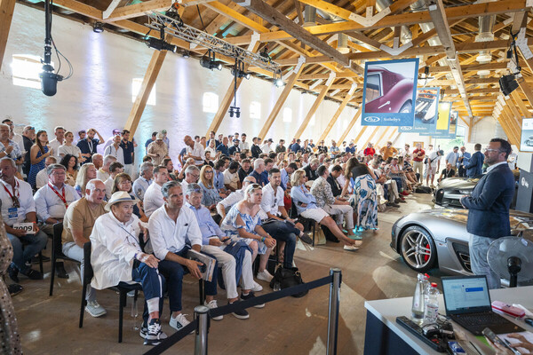 Bild: Gut besuchte Versteigerung von RM/Sotheby's – Concours of Elegance Germany 2024