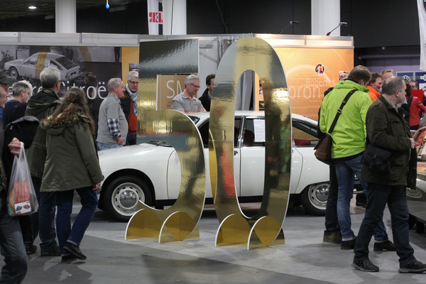 Bild: Gut besuchter Citroën-Jubiäumsstand mit GS und SM - Bremen Classic Motorshow 2020