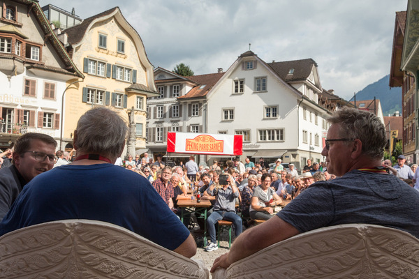 Gut besuchter Empfang in Sarnen - Rallye Peking Paris 2024