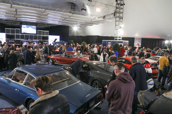 Bild: Gut besuchter Preview - Versteigerung der Oldtimer Galerie in Gstaad am 29. Dezember 2022