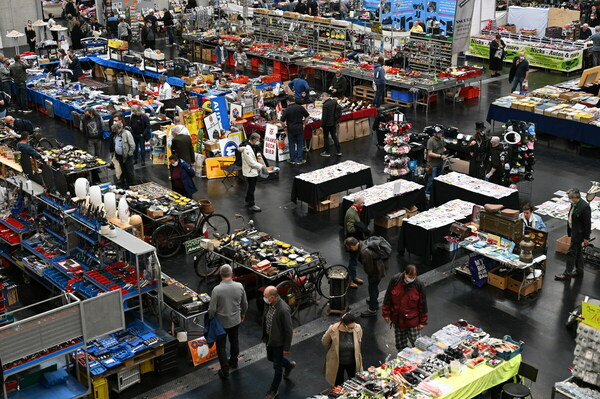 Bild: Gut besuchter Teilemarkt - Classic Expo Salzburg 2020