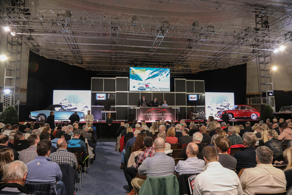 Gut besuchtes Festival-Zelt - Oldtimer Galerie Gstaad Versteigerung am 29. Dezember 2024