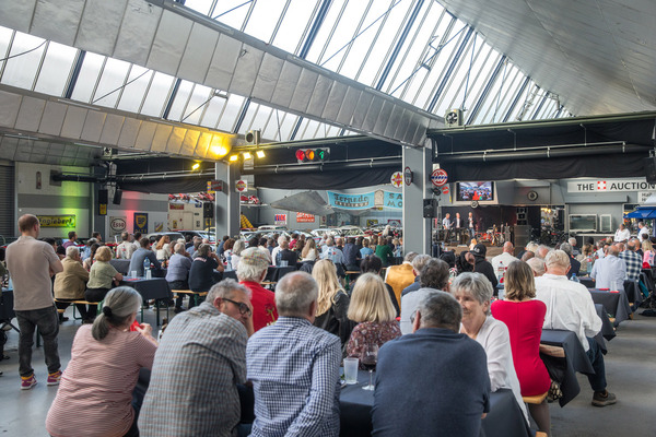 Bild: Gut gefüllte Halle in Toffen anlässlich der Jubiläumsfeier "40 Jahre Oldtimer Galerie Toffen"