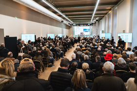 Gut gefüllter Auktionssaal bei der Versteigerung der Autos - Bonhams Paris 2025 Gut gefüllter Auktionssaal bei der Versteigerung der Autos - Bonhams Paris 2025