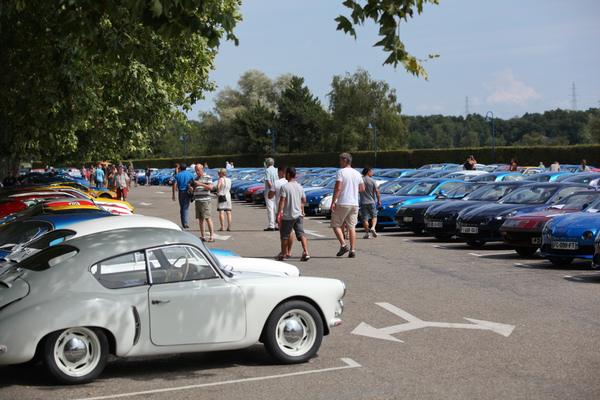 Gut gefüllter Parkplatz in Divonne-les-Bains mit Alpine-Fahrzeugen aus sechs Jahrzehnten - 1ère Rencontre Franco-Suisse Alpine 2019