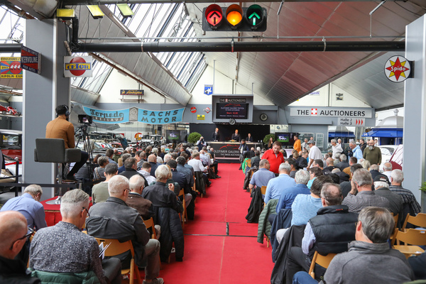 Gut gefüllter Publikumsraum - Oldtimer Galerie Toffen Versteigerung “Klassische Automobile & Motorräder” Oktober 2024