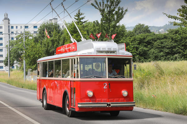 Bild: Gut gefüllter historischer Trolley-Bus bei den Publikumsfahrten - Old Wheels Biel-Bienne 2025