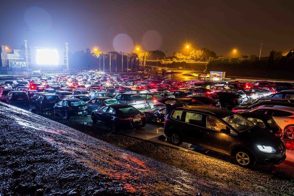 Image: Well-filled parking lot at the drive-in movie theater - TCS Drive-In Movies