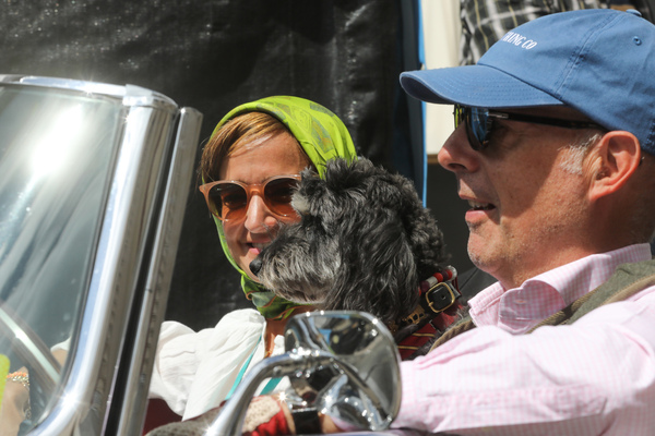 Gut gelaunt mit Hund unterwegs - 29. British Classic Car Meeting St. Moritz 2023