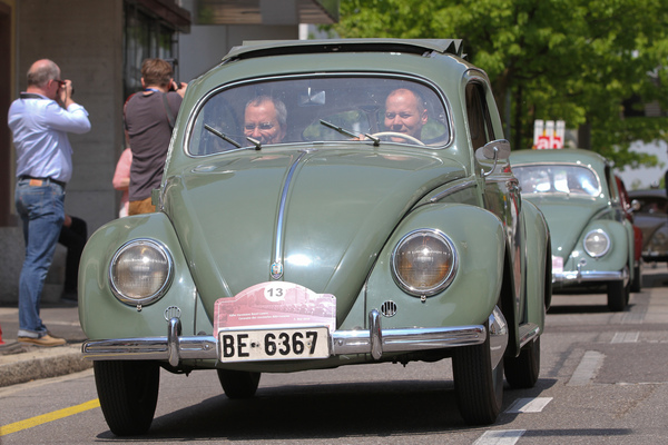 Gut gelaunt pilotierten 25 Oldtimer-Fahrer zur deutsch-schweizerischen Grenze zwischen Lörrach und Riehen, …