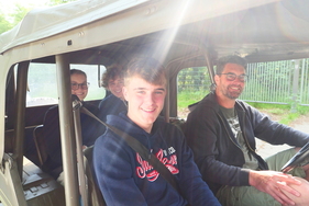 Gut gelaunte VW Iltis-Besatzung – Bockhorner Oldtimermarkt 2025