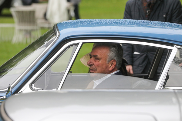 Gut gelaunter Alois Ruf in seinem Porsche 901 - Concorso d'Eleganza Villa d'Este 2023