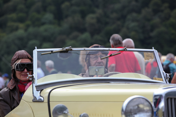 Gut geschützt mit Sturmhaube und Rennbrille - British Car Meeting Mollis 2017