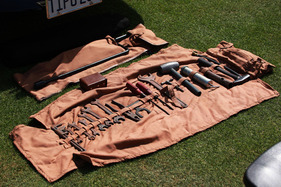 Gut sortiert ist halb geschraubt - entbundene Werkzeugtasche eines Alfa Romeo 6C.