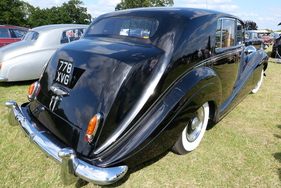 Gut zu erkennen sind hier das große Gepäckabteil und der lange Radstand des Silver Wraith. Die Weisswandreifen verleihen dem schwarzen Auto sehr viel Eleganz