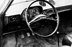 Gute Armaturen und eine vollständige Ausstattung beim Fiat 128 (1969). Der Hebel rechts am Lenkrad betätigt die Scheibenwischer auch im Intervall-Tempo.